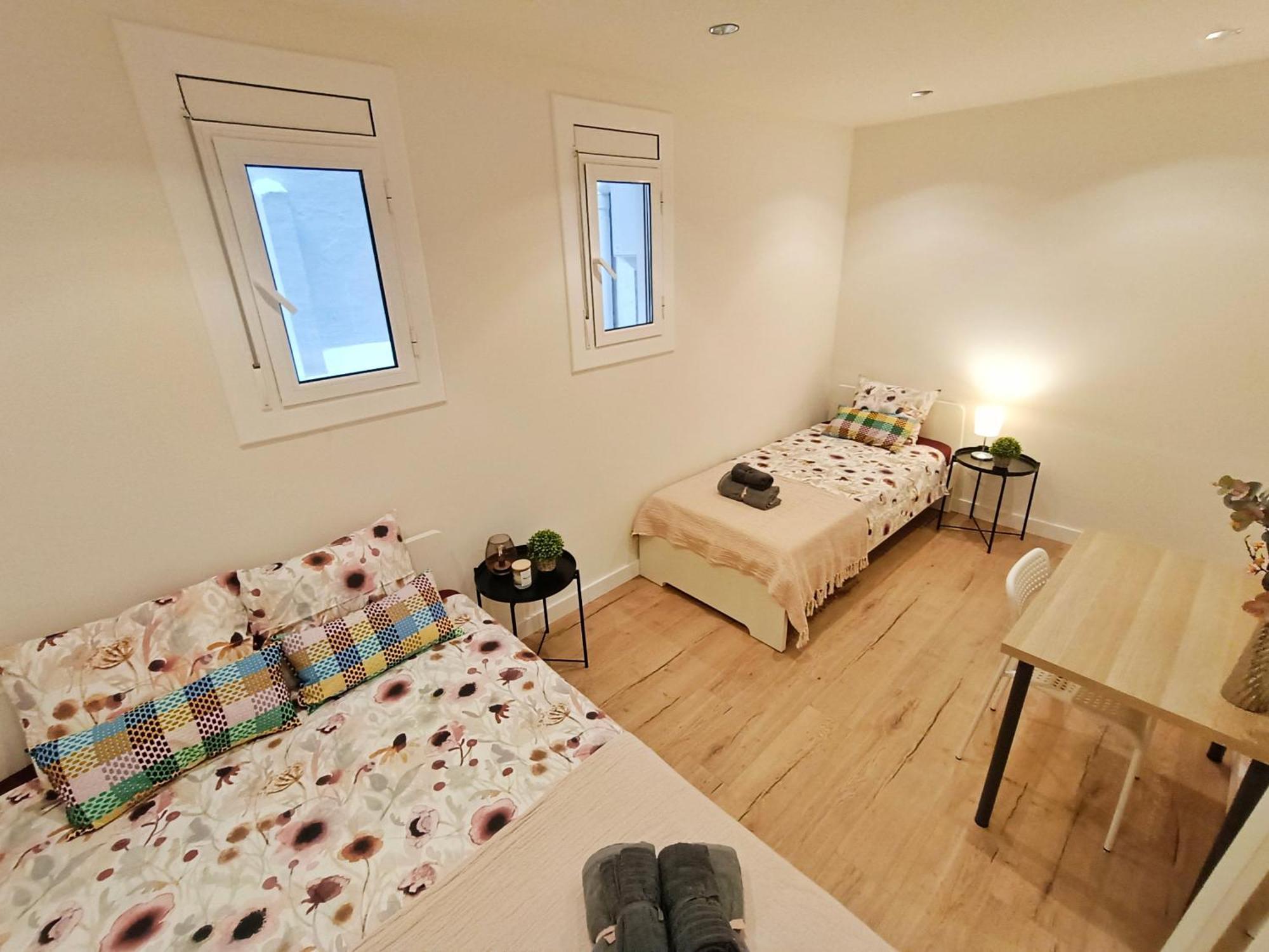 Private Rooms In Born Barcelona Exterior photo